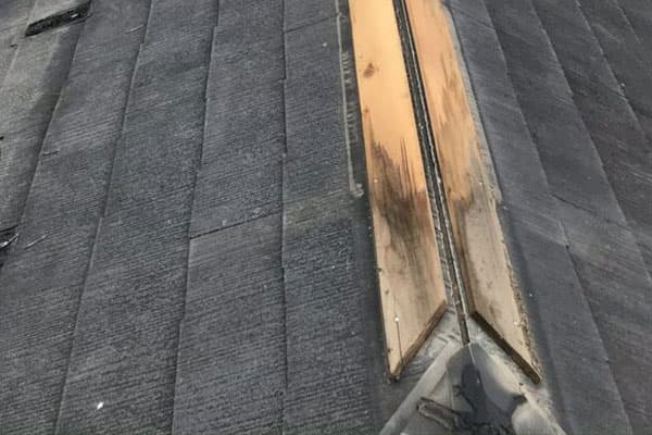 屋根板金の注意すべき症状：棟板金の貫板の腐食