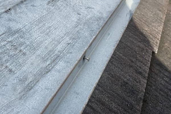 屋根板金の注意すべき症状：棟板金などの釘のゆるみや抜け